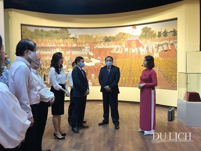 Thứ trưởng Bộ VHTTDL Nguyễn Văn Hùng cùng các đại biểu tham quan trưng bày